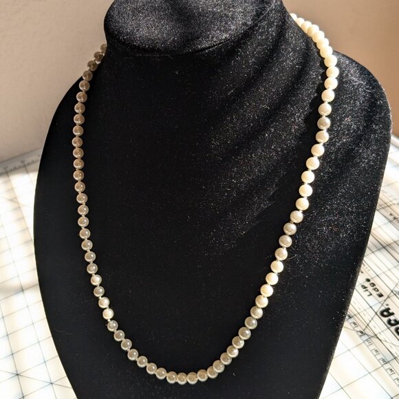 Vintage Hand Knotted White Czech Glass Pearl Bead Necklace Fancy Clasp 24 - Picture 3 of 9